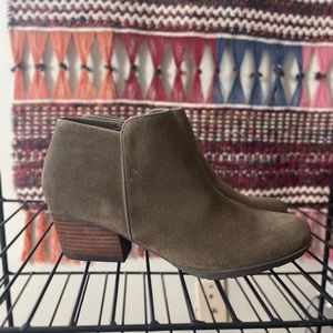 Blondo Waterproof Bootie Size 8.5